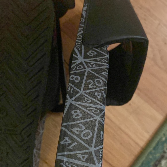Dungeons and Dragons flip flop slide shower shoes MEN Size 11 or 12 NEW - Picture 7 of 7